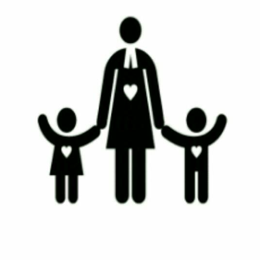 The sisters at law logo: A black outline drawing on white background. It shows a female lawyer in the middle who holds the hands of two children. 